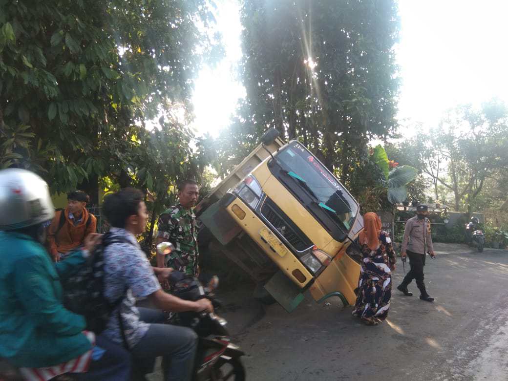 Akibat Rem Blong, Truk Bermuatan Hebel Terguling di Tanjakan Karang Tengah