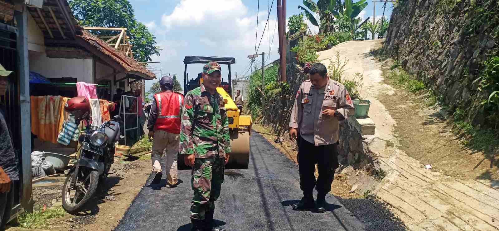 TNI – Polri Pantau Pengerjaan Pengaspalan Jalan Lingkungan Desa Karawang