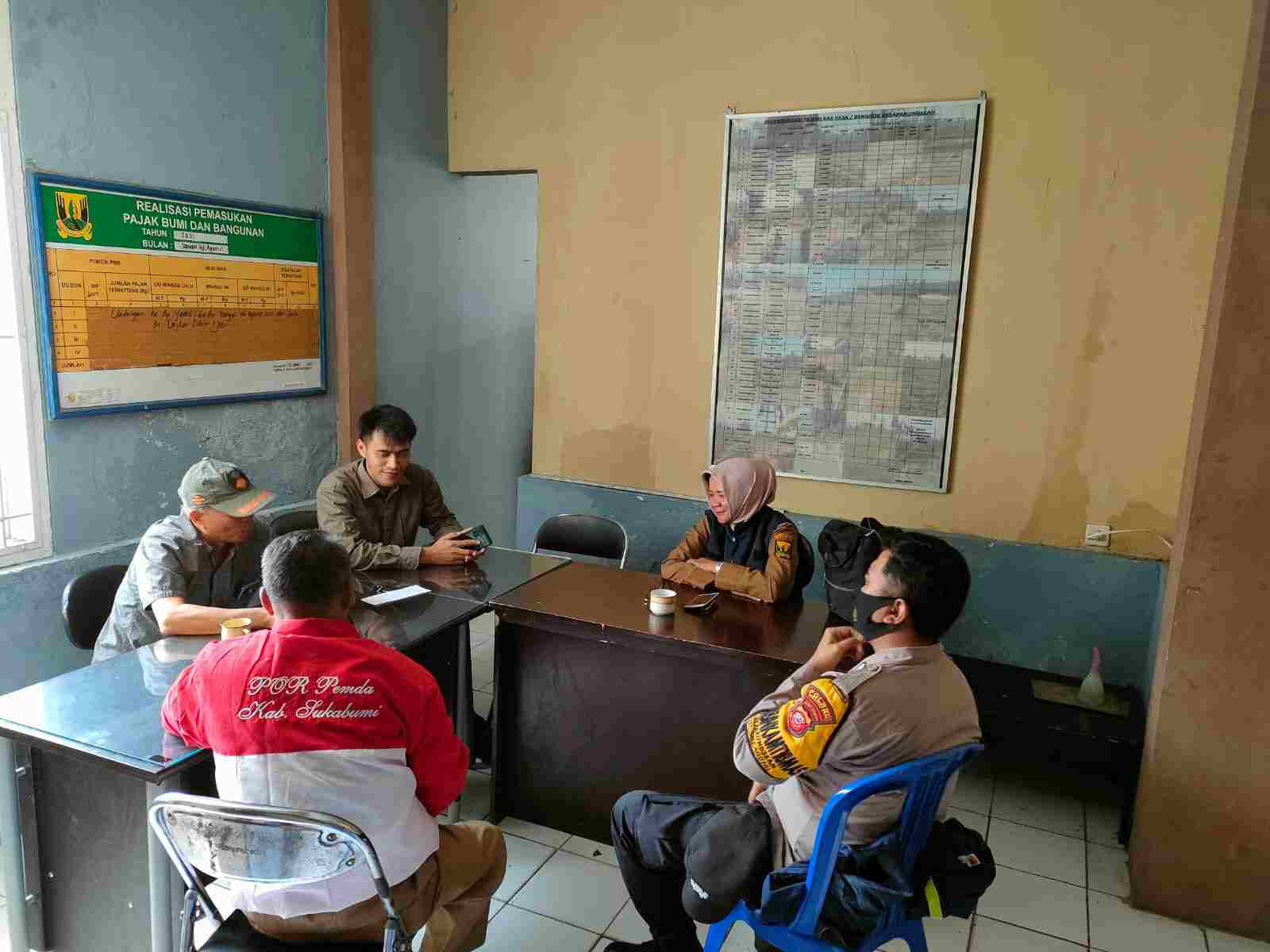 TNI – Polri Pantau Pengerjaan Pengaspalan Jalan Lingkungan Desa Karawang