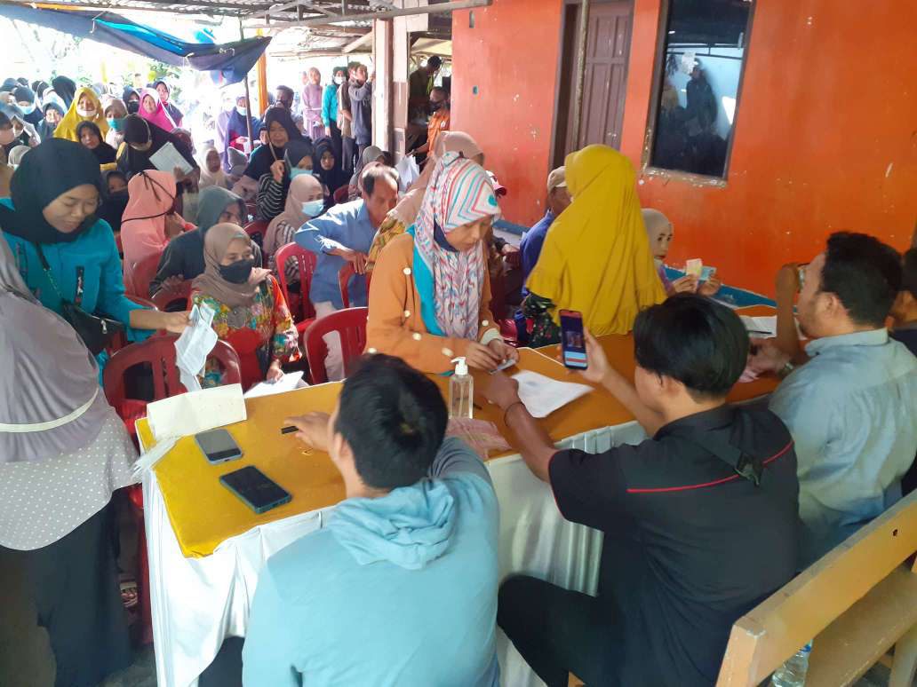 PT Pos Salurkan BLT BBM, KPM di Desa Parakanlima Sumringah