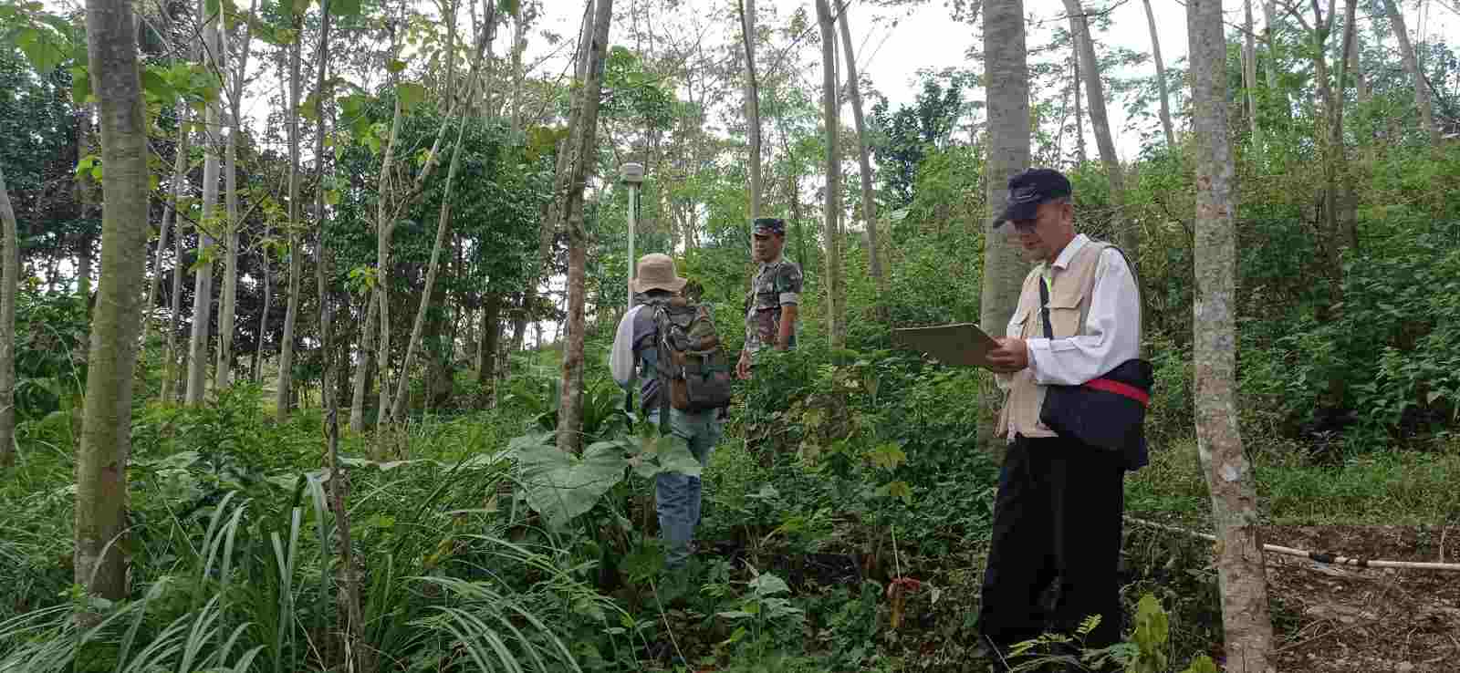 Babinsa Panumbangan Kawal Program PTSL