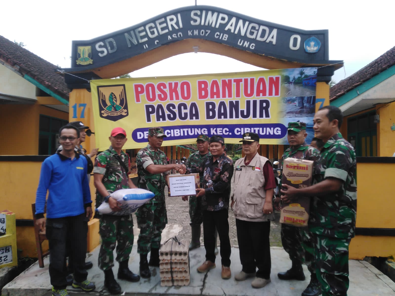 Peduli Sesama, Kodim 0622/Kabupaten Sukabumi Berikan Bantuan Kepada Korban Banjir di Cikaso