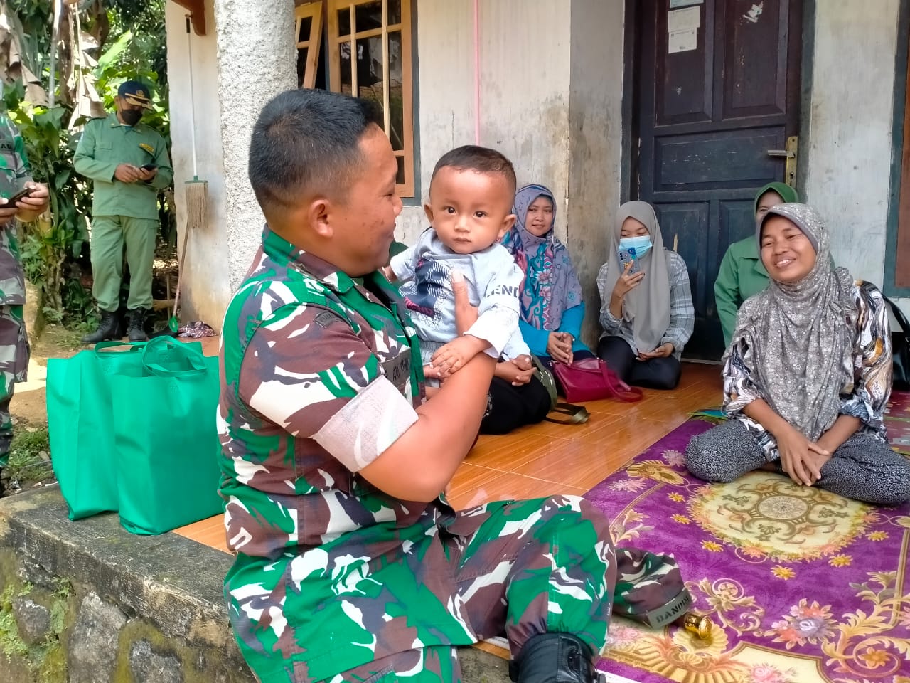 Letkol Inf Anjar Ari Wibowo Berikan Bantuan Pada Anak Penderita Stunting