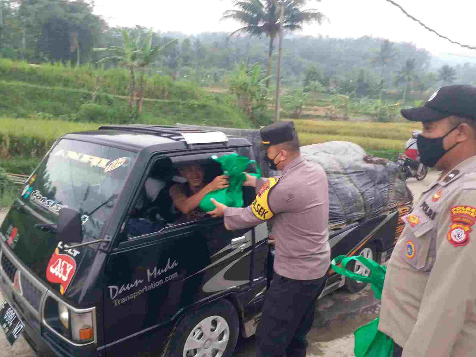 Polsek Nyalindung Bagikan Puluhan Paket Sembako Ke Sopir dan Tukang Ojeg