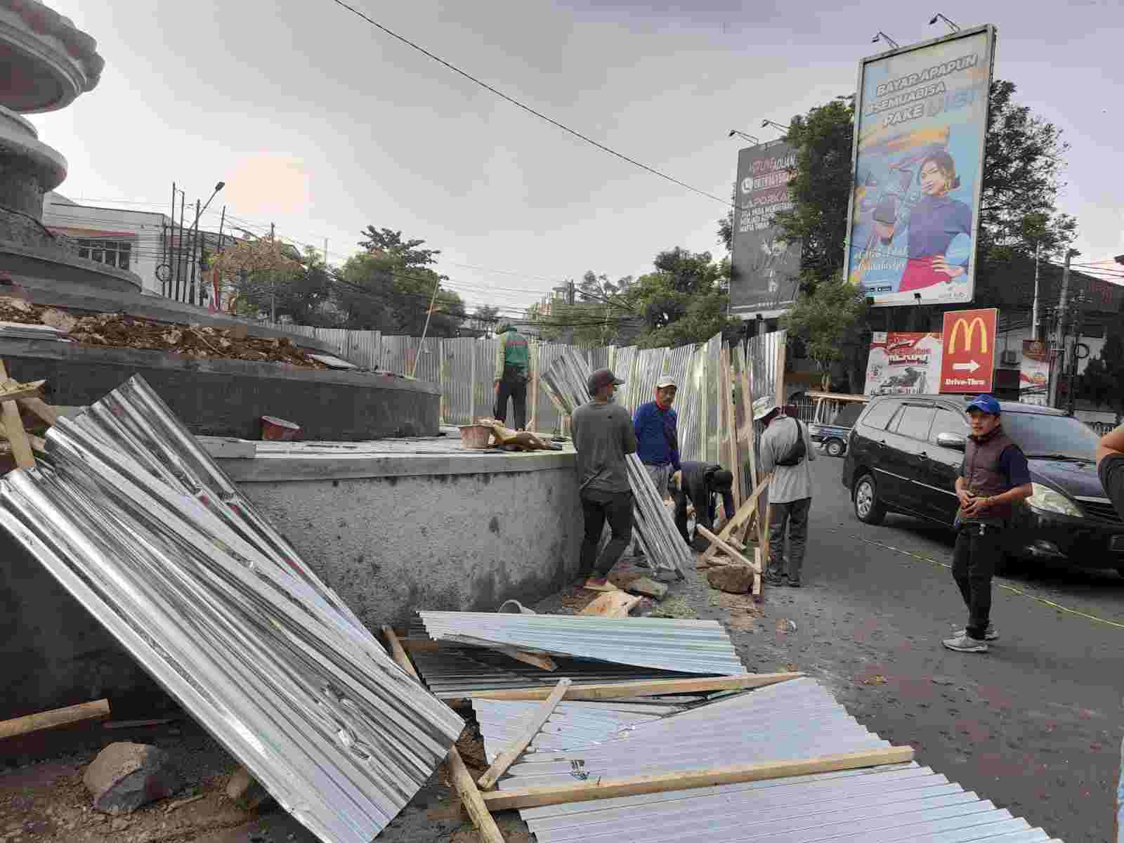 Angin Puting Beliung Terjang Kota Sukabumi, Bedeng Tugu Adipura Porak Poranda