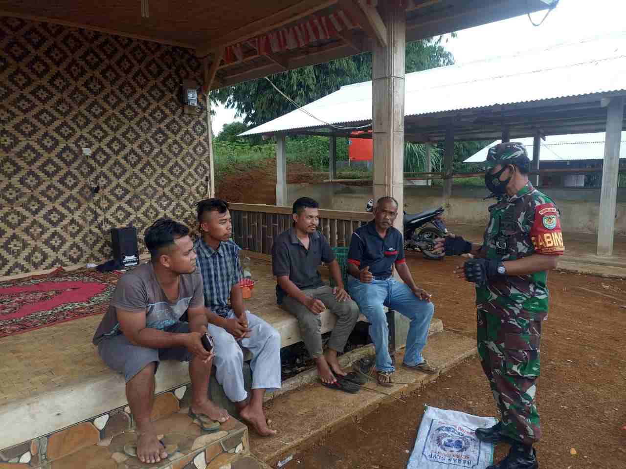 Babinsa Koramil Nyalindung Giat Komsos di Desa Buniwangi