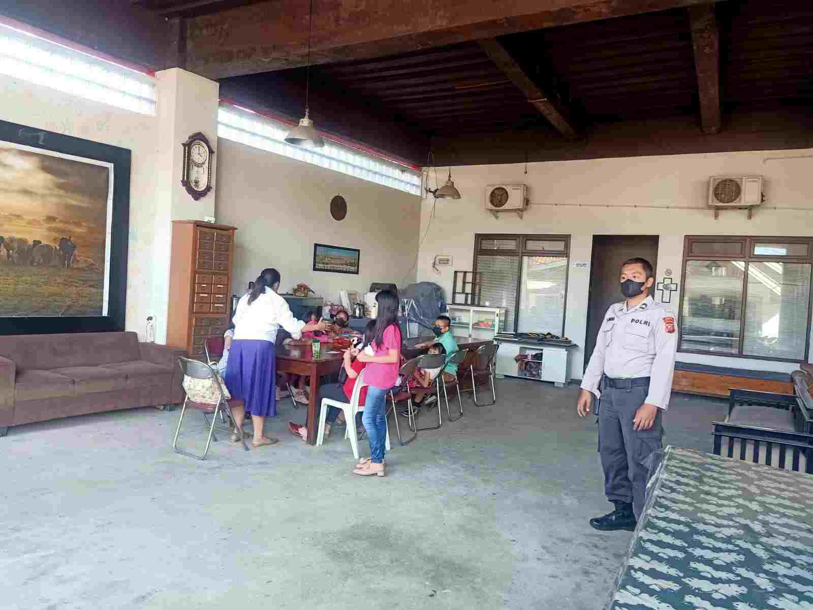 Anggota Polsek Sukabumi Beri Pelayanan Pengamanan Gereja