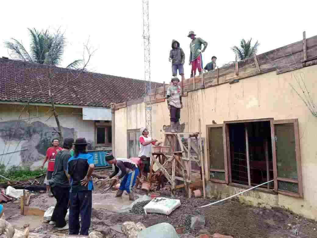 Dapat Banprov, Pemdes Mekarjaya Rehab Kantor Desa