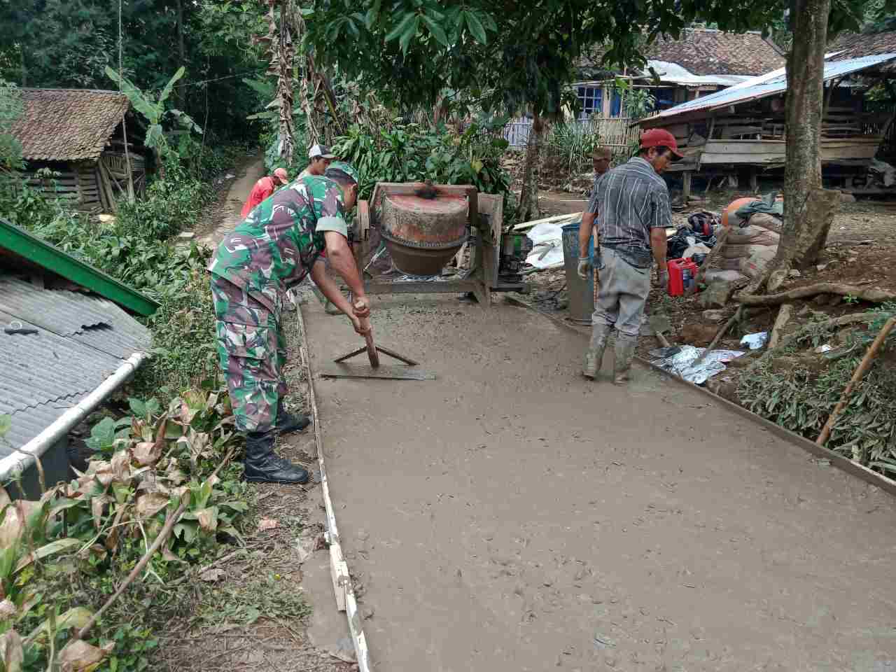 Babinsa Sukamanah Koramil 0622-08/Nyalindung Dongkrak Budaya Goyong Royong