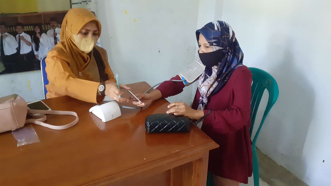 Pemdes Kebonmanggu Beri Pengobatan Gratis Warganya