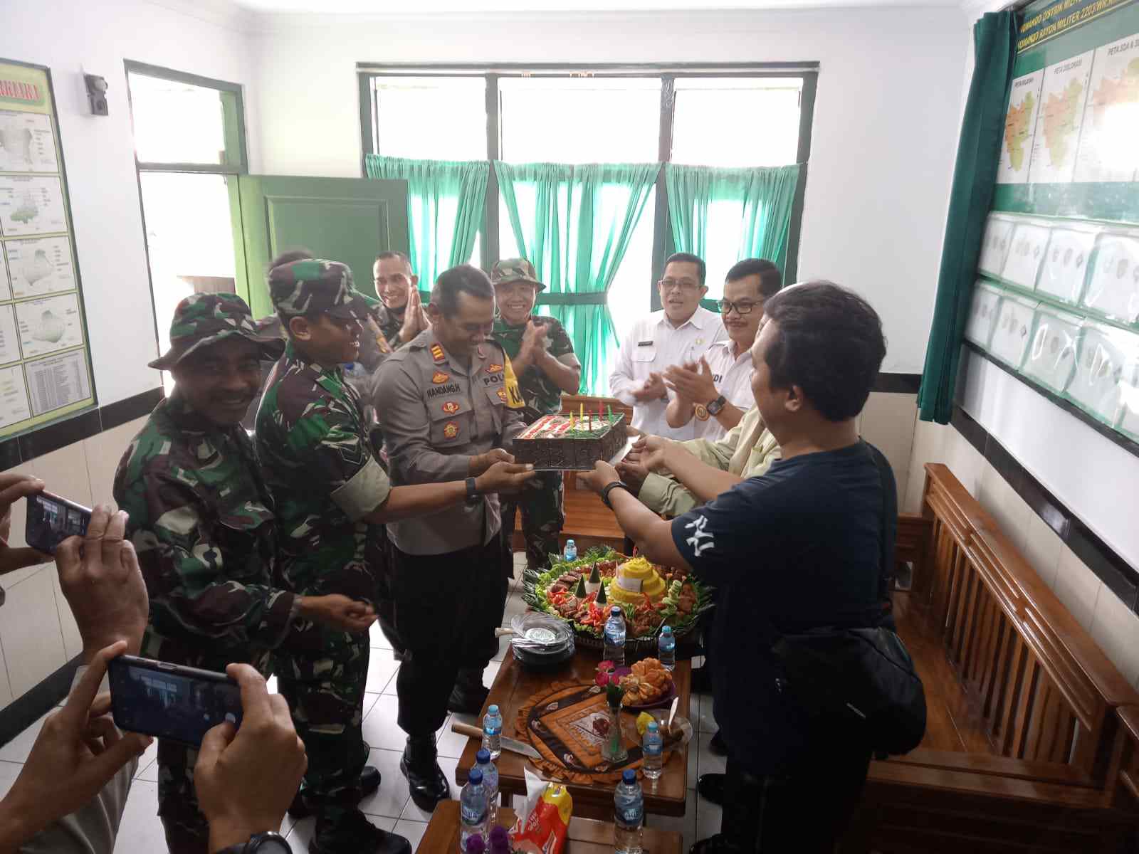 Peringati HUT TNI, Polisi Sambangi Kantor Koramil 0622-03/Warungkiara