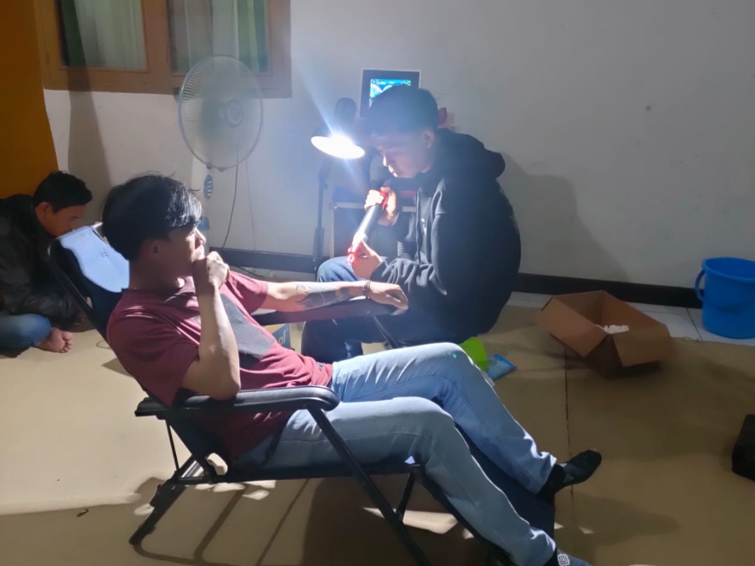 Tarif Seikhlasnya, Santri dan Pemuda Desa Salaawi Buka Jasa Hapus Tato