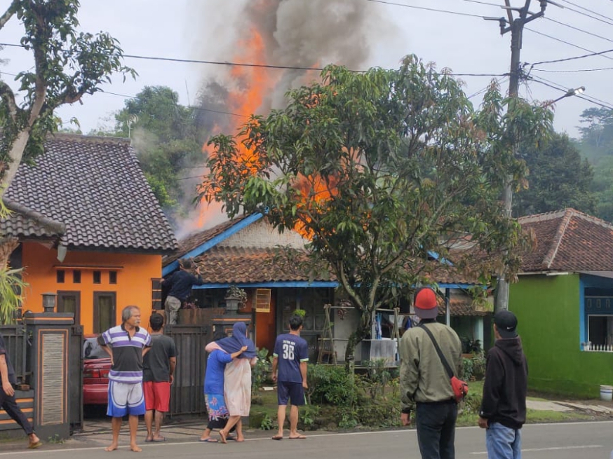 Kebakaran di Desa Cijangkar Hanguskan Tiga Rumah Warga