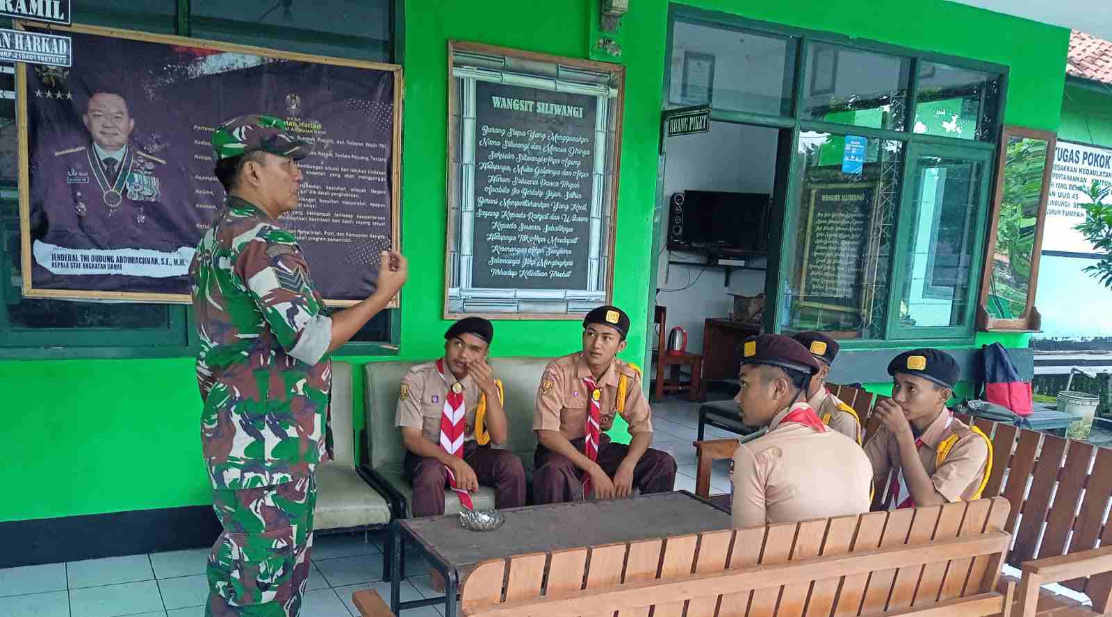 Babinsa Sumberjaya Berikan Pembelajaran Pramuka di SMKN 1 Tegalbuleud
