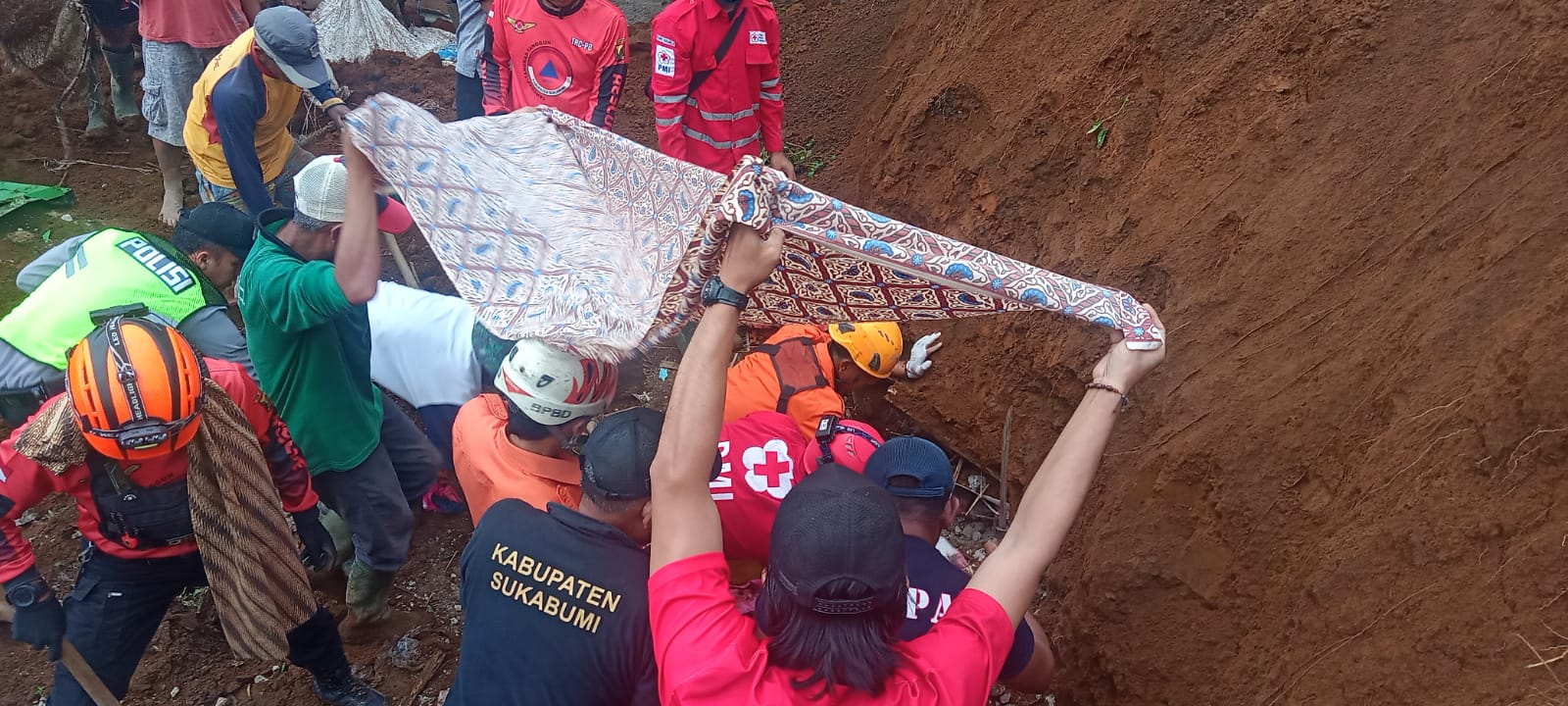 Longsor di Caringin Sukabumi, Tiga Warga Hilang Tertimbun Tanah
