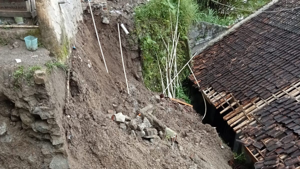 Tebing Setinggi 7 Meter Longsor, Gerus TPT Hingga Rusak Atap Rumah di Palabuhanratu