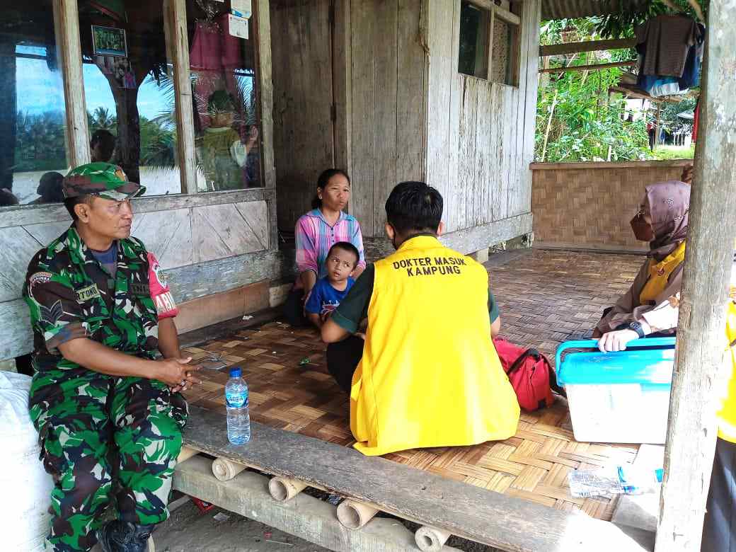 Babinsa Koramil 0622-12/Tegalbuleud Dampingi Puskesmas Cek Pengidap Stunting