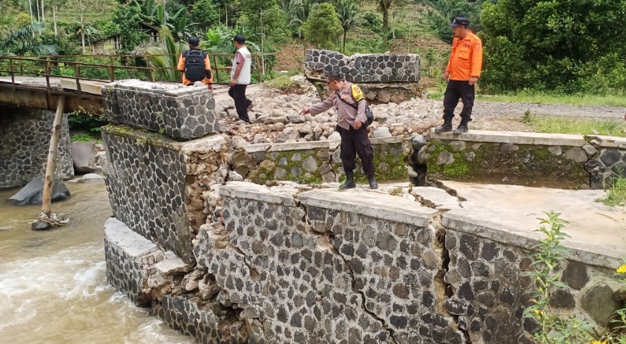 Sungai Cimaja Meluap, Jembatan di Cikakak Nyaris Putus