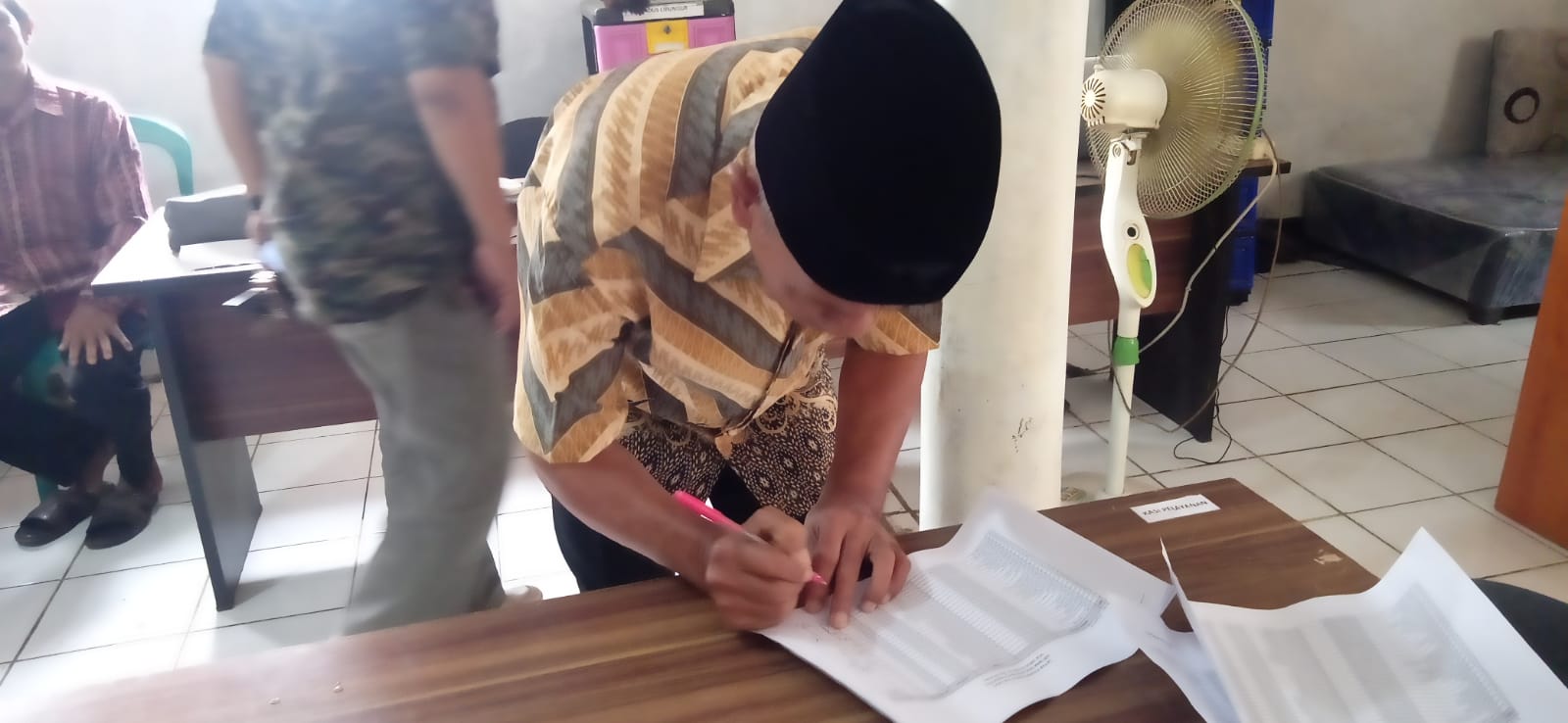 Pemdes Ubrug Tuntas Salurkan Insentif Kelembagaan Desa dari ADD dan DD 2022