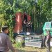 Container Hantam Pohon Hingga Tumbang di Palabuhanratu, Sopir Sempat Terjepit