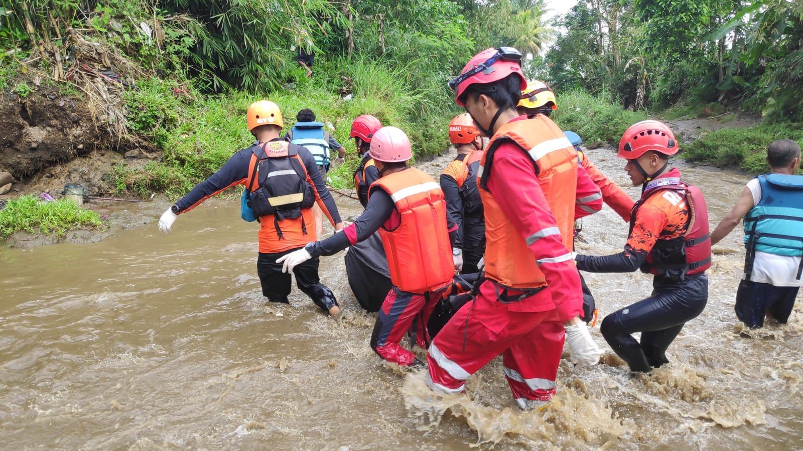 Tim Sar Gabungan Temukan Korban Terseret Arus Sungai Cimahi Cicantayan