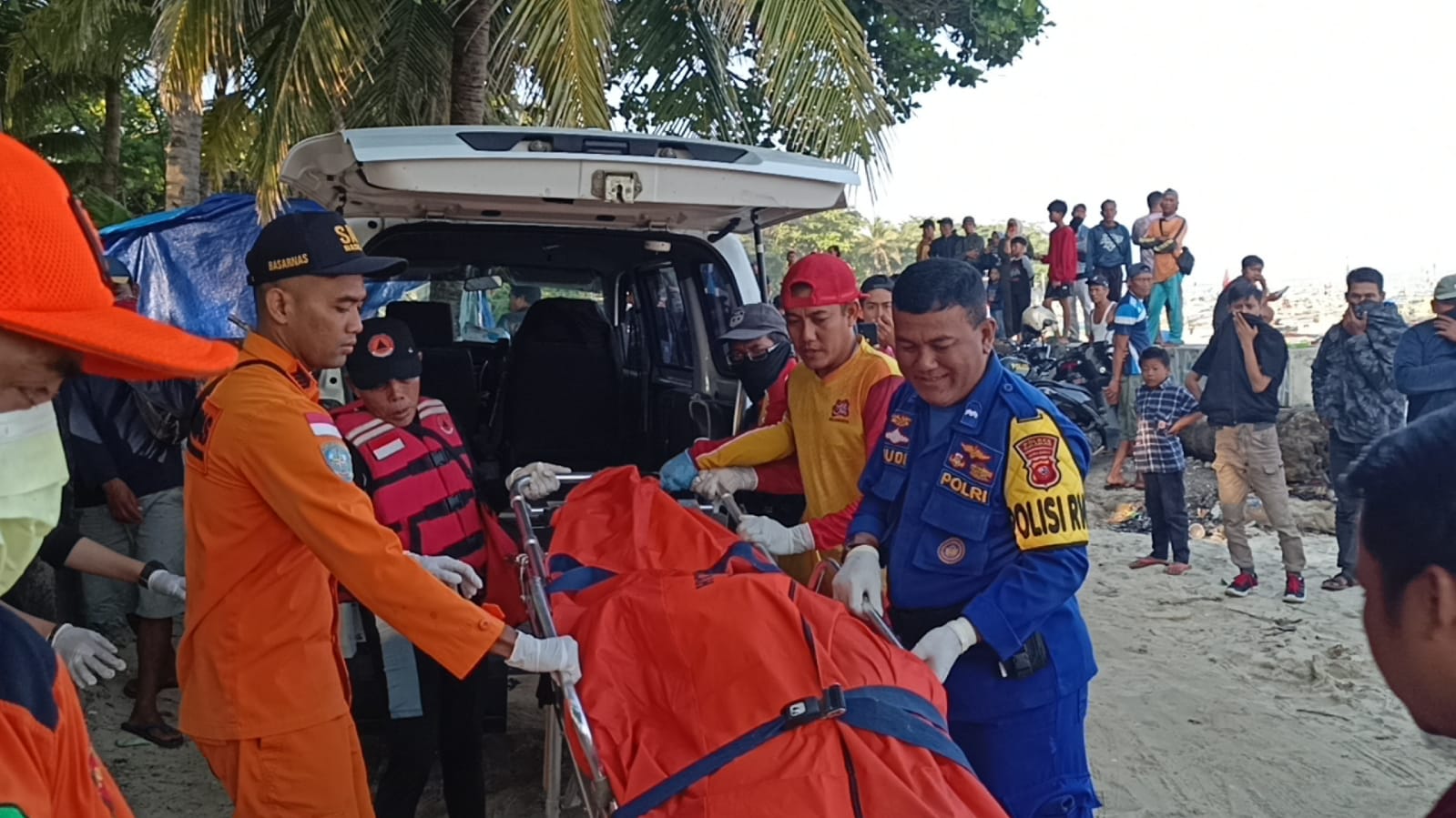 Tim Sar Gabungan Temukan Korban Terseret Ombak Di Pasir Putih