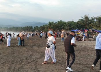 Libur Idul Adha, Pantai Batu Bintang Ramai Pengunjung