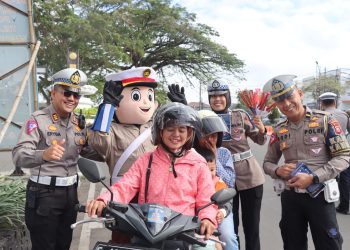 Sosialisasi Kamseltib Lantas, Polisi Bagi-Bagi Helm Gratis Hingga Coklat