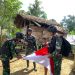 Sambut HUT RI Satgas Yonif 310/KK Kibarkan Bendera Merah Putih di Perbatasan Kabupaten Keerom Papua