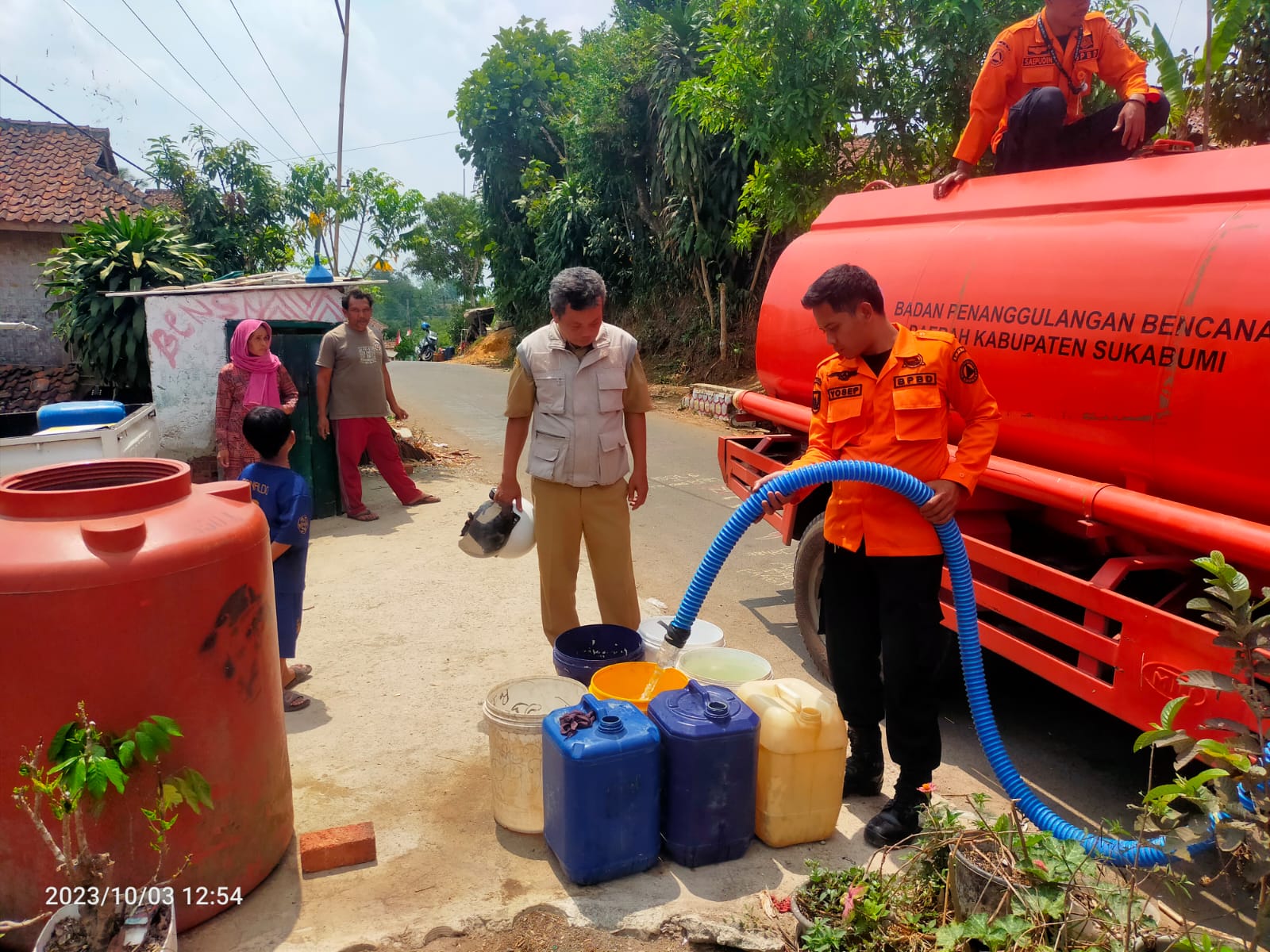 Atasi Krisis Kekeringan, Pemdes Hegarmanah Distribusikan Air Bersih ...