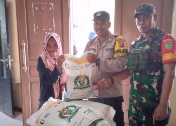 Babinsa Kertaangsana Dampingi Pendistribusian Bansos