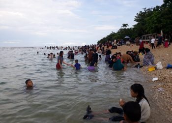 Pantai Ujunggenteng Diserbu Wisatawan, Warga Sewakan Rumahnya ke Pengunjung