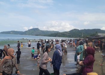 Libur Lebaran, 100 Ribu Pengunjung Masuk Kawasan Wisata Pantai Sukabumi 