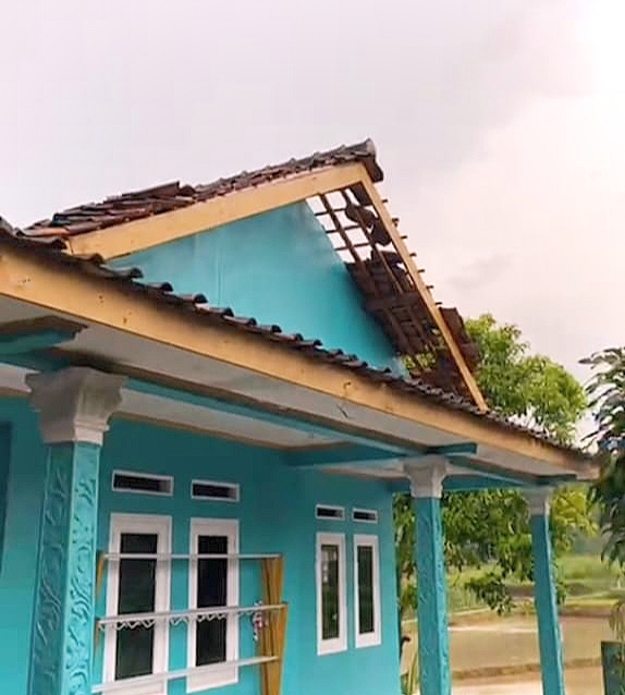 Atap Rumah Warga Kebonmanggu Rusak Usai Diterjang Angin Kencang