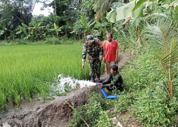 Babinsa Koramil 2212/Tegalbuleud Lakukan Pemasangan Pompa Air
