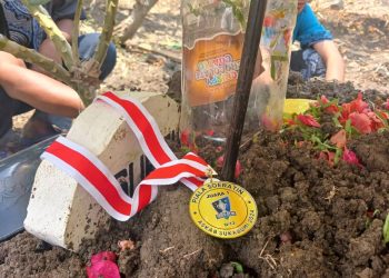 Momen Haru, Pelatih Jatira Kalungkan Medali Juara 1 di Nisan Almarhum Ibu