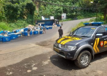 Gagal Menanjak, Truk Bermuatan Ikan Terguling di Tanjakan Baeud Warungkiara