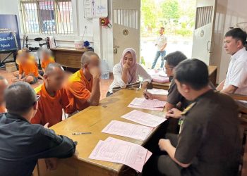 Polres Sukabumi Serahkan 8 Tersangka Perusakan Villa Cidahu ke Kejaksaan