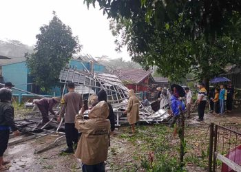 Angin Kencang Terjang Jampangtengah, Jalan Sempat Tertutup Puluhan Rumah Warga Rusak