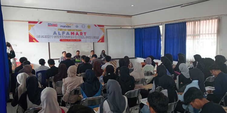 Dari Seragam Sekolah ke Seragam Alfamart, Lulusan SMK 1 Gunungguruh Ngalir ke Dunia Kerja