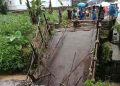 Curah Hujan Tinggi Mengakibatkan Jembatan Penghubung Dua Desa di Cikembar Putus