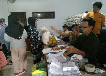 Pemdes Neglasari Salurkan Bantuan Pangan ke 315 KPM secara Serentak