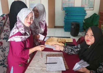 Pemdes Parungseah Salurkan Insentif Guru Ngaji hingga Kader Posyandu