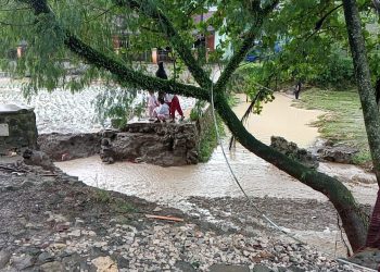 Sungai Cipanaruban Meluap, Jembatan Panarosan Warungkiara Putus