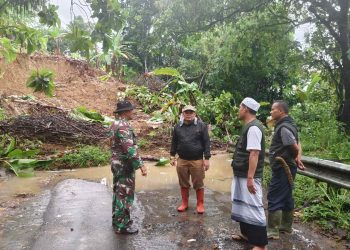 Akses Jalan ke Desa Sirnajaya Putus Akibat Longsor, Mobilitas Warga Terganggu