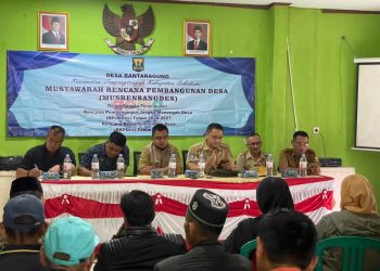 Warga Nangela Gotong Royong Buka Akses Jalan Desa Akibat Tertutup Longsor