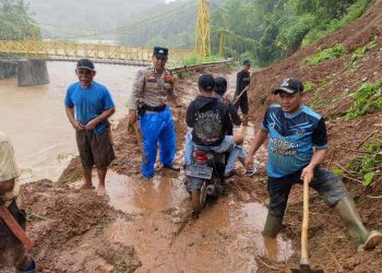 Akses Jalan Lumpuh Akibat Longsor, Kades Bantarkalong Turun Langsung Pimpin Pembukaan Jalan