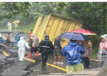 Mobil Boks Terperosok di Jalan Bagbagan–Kiaradua Sukabumi