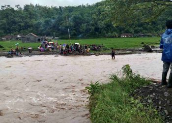 Jembatan Putus, Ratusan Warga di Loji Simpenan Terisolir
