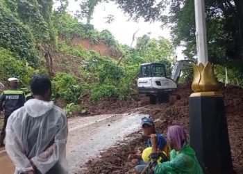 Longsor Sempat Tutup Jalur Loji Geopark Ciletuh